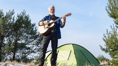 So lieben ihn seine Fans: Camping-Kalle (Christoph M. Ohrt) mit Gitarre und Zelt in „Camping mit Herz“. 