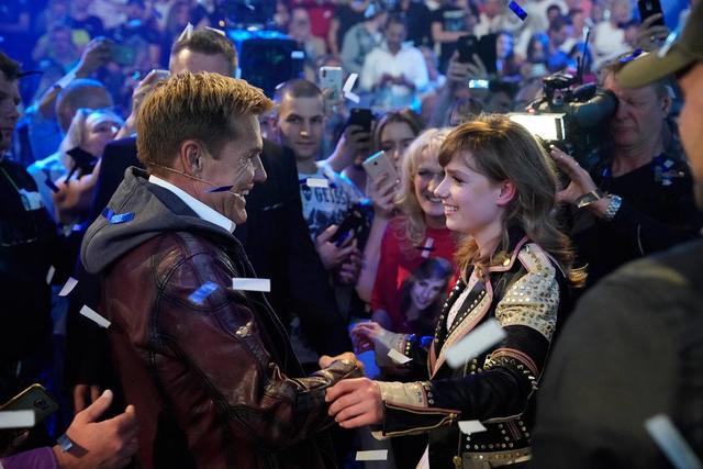 Dieter Bohlen gratuliert "DSDS"-Siegerin Marie Wegener.