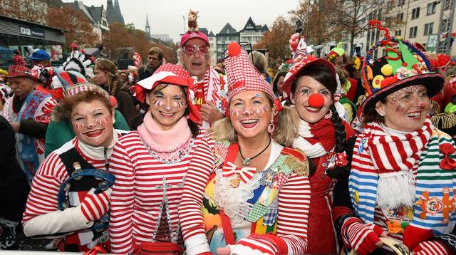 Das Warten hat endlich ein Ende, die Jecken sind wieder los! Nach dem gemeinsamen Countdown mit dem Präsidenten der Ostermann-Gesellschaft, Ralf Schlegelmilch, wird pünktlich um 11.11 Uhr auf dem Heumarkt der Straßenkarneval in Köln eröffnet.