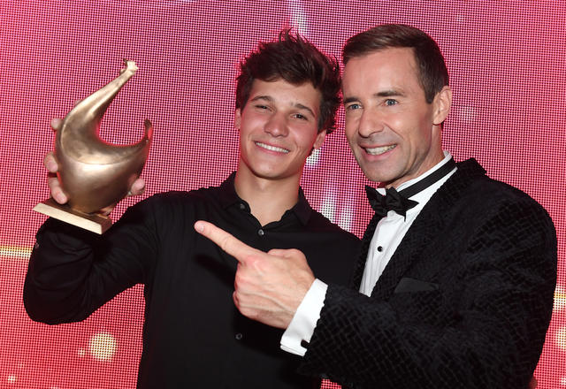 Gewinner Wincent Weiss mit dem Moderator der Gala Kai Pflaume. 