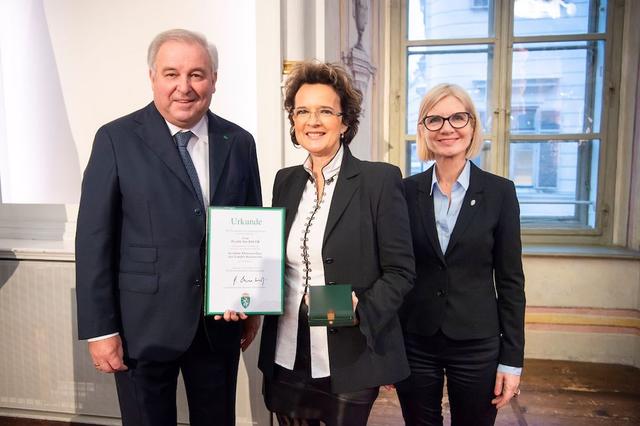 LH Hermann Schützenhofer überreichte mit LT.-Präs. Gabriele Kolar das Goldene Ehrenzeichen an Monika Martin.