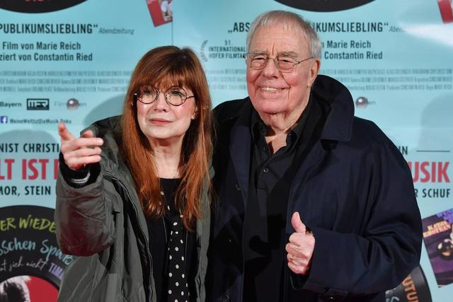 Der Komponist Christian Bruhn mit Schlagersängerin Katja Ebstein bei der Premiere des Dokumentarfilms „Meine Welt ist die Musik - Der Komponist Christian Bruhn“ 2019.