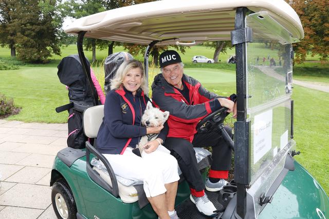 Marianne und Michael Hartl zusammen mit ihrem Hund Winnie 2021