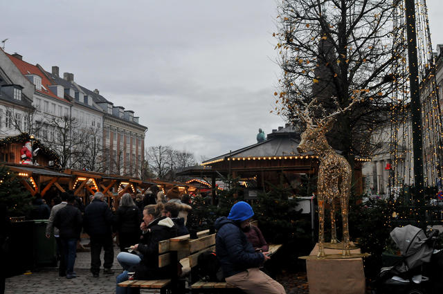 Viele Besucher auf einem Weihnachtsmarkt