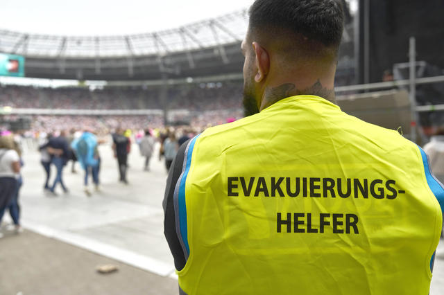 Aufgrund von Unwetterwarnungen wurde der Innenraum der Heinz von Heiden Arena vor dem Konzert von Roland Kaiser für ca.45 min evakuiert.