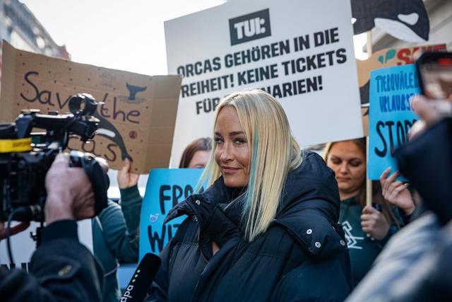 Sarah Connor protestiert vor Tui-Reisebüro für die Freilassung von Orca-Walen, 15.10.2024