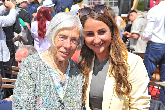 Stephanie Mross ( Mutter von Stefan Mroiss ) und Sängerin Eva Luginger