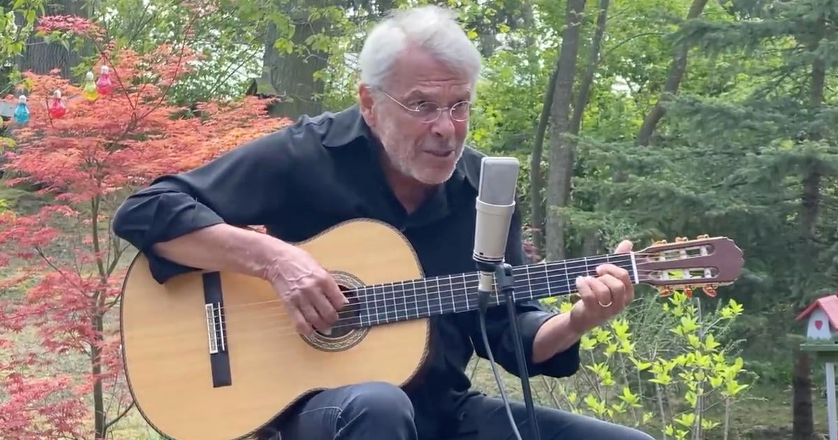 Reinhard Mey gibt ein GartenOpen Air Konzert