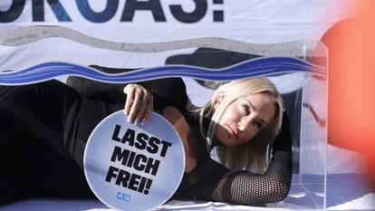 Sarah Connor protestiert am 15.10.2024 vor dem TUI-Reisebüro in Berlin