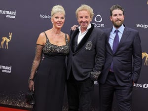 Thomas Gottschalk mit Partnerin Karina Mroß und Sohn Roman auf dem roten Teppich, 2023